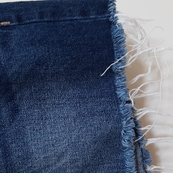 Old Navy Women's  Regular Distressed Shorts Sz 8 - Picture 6 of 7